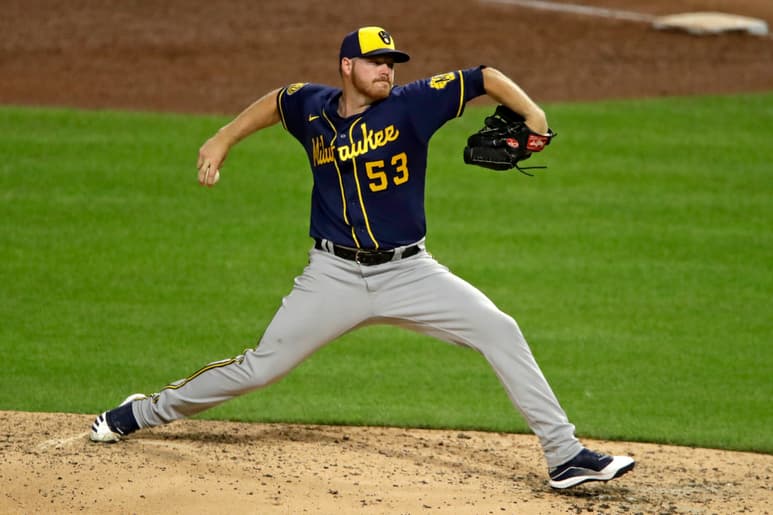 Brandon Woodruff permitió solo un imparable en seis entradas y dos tercios, en la victoria de Cerveceros 3-0 sobre los Piratas. (AP)