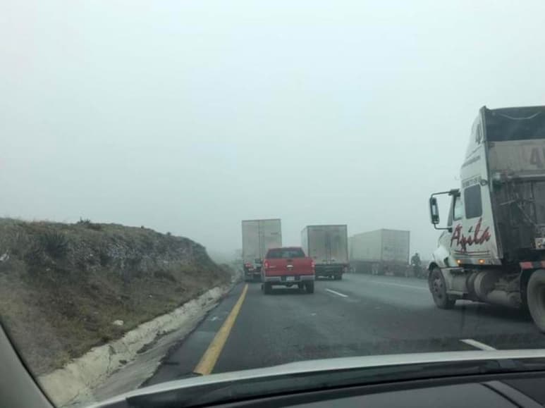 Tramo de la carretera Los Chorros registra larga fila de automovilistas, derivado de los deslaves por las intensas lluvias.
