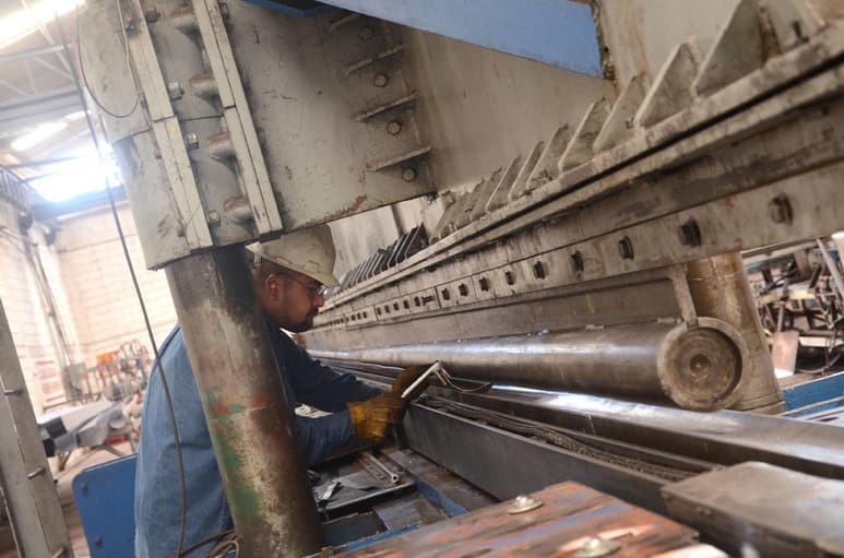 Por actividades, las primarias cayeron 0.3 por ciento de abril a junio, frente al mismo periodo de un año antes; las secundarias descendieron 26 por ciento y las terciarias bajaron un 15.6 por ciento. (ARCHIVO)