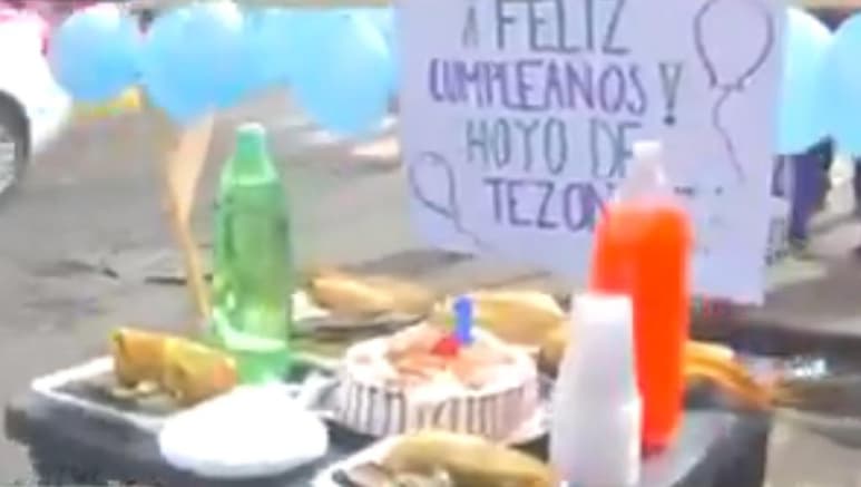 Con comida y música, habitantes de la colonia Iztapalapa celebraron el primer año del bache (CORTESÍA DE FORO TV)