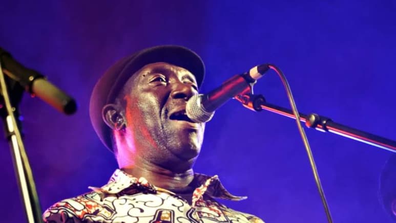 El cantante senegalés Balla Sidibé (1942-2020), miembro fundador de la legendaria Orquesta Baobab, murió este miércoles en Dakar. (ESPECIAL) 
