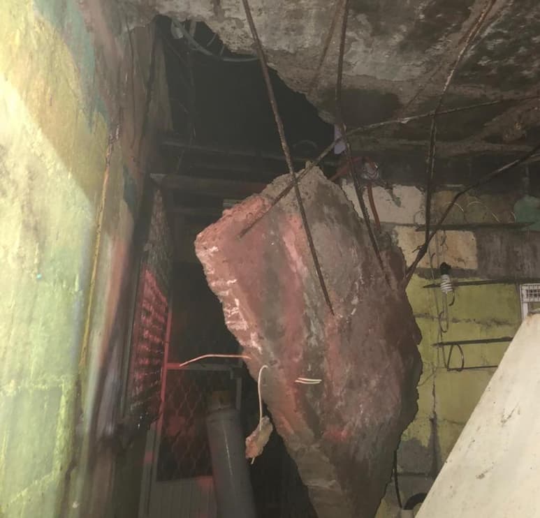 En relación a los daños materiales, únicamente se reportaron el desprendimiento de una parte de la barda donde se encontraba éste, del techo, así como daños en diversos objetos que estaban en el pasillo de la vivienda, los cuales fueron alcanzados por las llamas. (EL SIGLO DE TORREÓN)