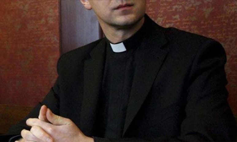 La oficina de la fiscal del distrito Sur de Nueva York informó este jueves de la detención de Francis Hughes, un cura católico de 65 años de Queens, por recibir imágenes pornográficas de un niño de 15 años con el que hacía 'sexting'. (ARCHIVO)