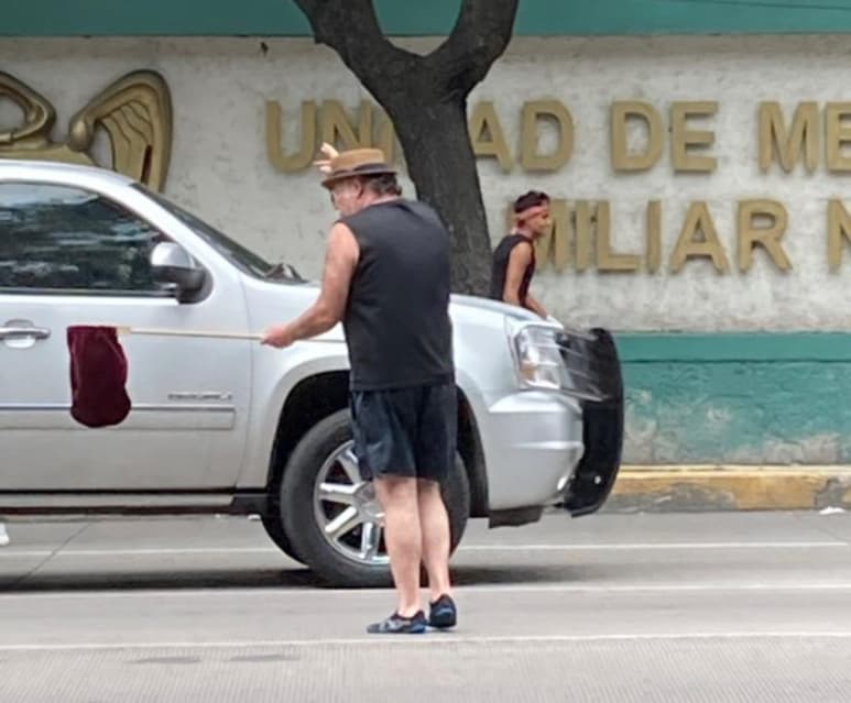 Hace unos días a través del portal de Tvnotas se compartieron unas fotografías del reconocido actor Jesús Ochoa pidiendo dinero en un crucero. (INTERNET)