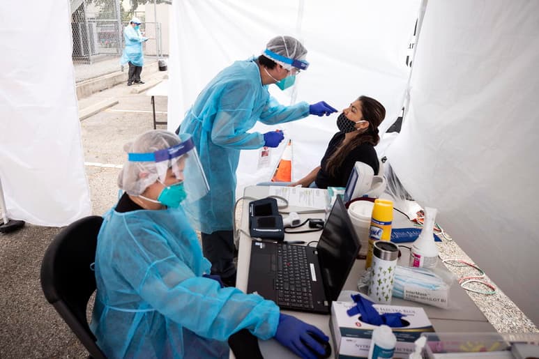 Mientras aumenta rápidamente la cifra de muertes de coronavirus en Estados Unidos, los expertos en salud pública vislumbran una buena noticia: parece que el segundo brote de casos ha alcanzado una meseta. (ARCHIVO) 

