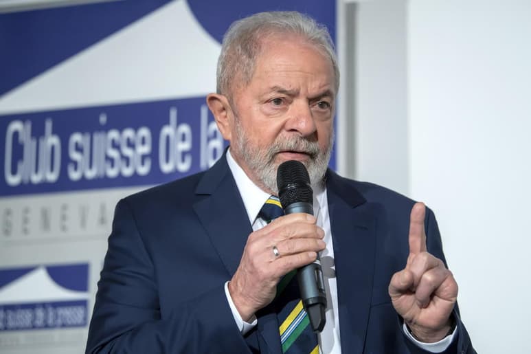 El expresidente de Brasil Luiz Inácio Lula da Silva sugirió este jueves que el mandatario Jair Bolsonaro 'inventó' que estaba contagio de COVID-19 para promover la hidroxocloroquina. (ARCHIVO)