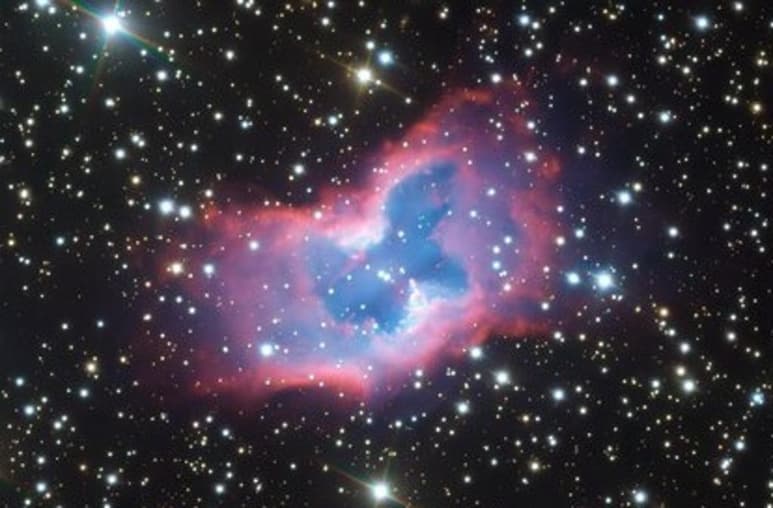 La figura color azul de la mariposa posee una especie de aura rosada. Según comenta ESO, es la primera vez que se obtiene una imagen así con tanto detalle (ESPECIAL)