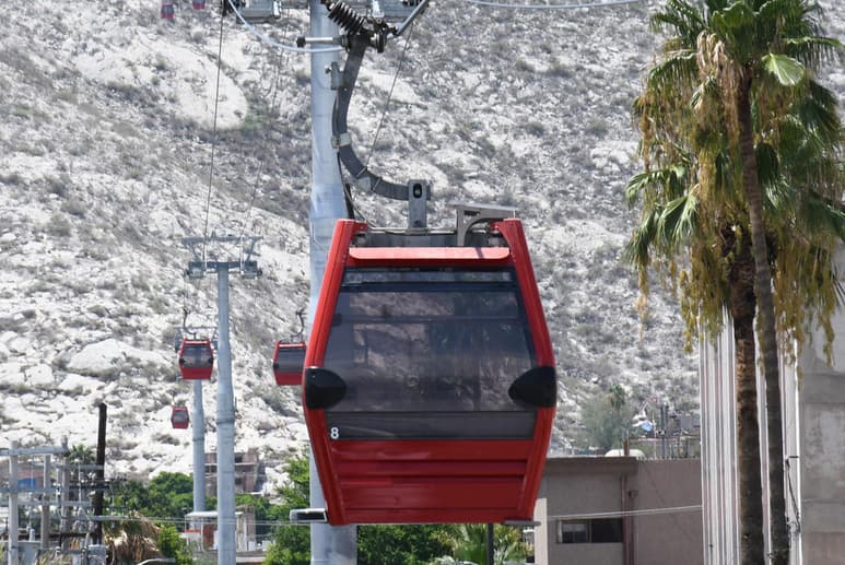 Las góndolas del Teleférico de Torreón volvieron a recorrer el cielo hasta alcanzar el cerro de las Noas y de regreso a la calle Treviño, lo que causó sorpresa y expectativa en cuanto a si reanudaría ya operaciones el paseo público, en el marco de la pandemia por COVID-19, pero no es así. (ARCHIVO)