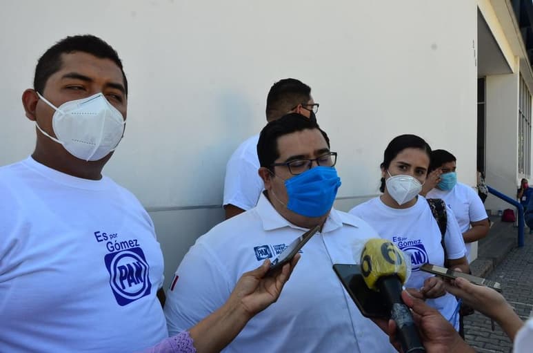 Jóvenes panistas estuvieron este jueves regalando a la población cubrebocas y gel en el centro de Gómez Palacio. Realizarán estas medidas durante las próximas semanas gracias a estos materiales proporcionados por el Comité Directivo Municipal del PAN. (ARCHIVO)