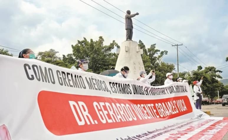 El juez Carlos Inocencio Morales Urbina vinculó a proceso al doctor Gerardo Vicente Grajales Yuca, jefe de Urgencia y Medicina Critica del Hospital de Especialidades Vida Mejor, arrestado el pasado fin de semana, por presunto abuso de autoridad, informó su defensa legal. (ARCHIVO)