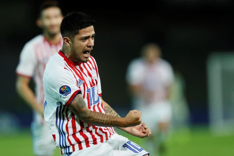 El centrocampista paraguayo Sergio Díaz, nueva ficha de las Águilas del América del fútbol mexicano, aseguró este jueves que llega al equipo confiado en anotar goles y ayudar en la generación de ataque, para lo cual está dotado. (ARCHIVO)