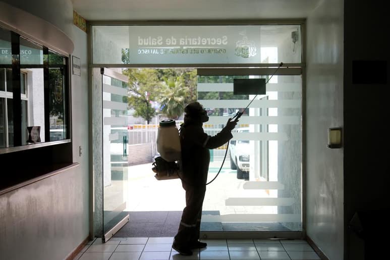 La Secretaría de Salud de Jalisco registró la primera muerte de una persona contagiada de dengue y COVID-19 simultáneamente; se trata de un hombre de 44 años, vecino del municipio de El Salto, en el Área Metropolitana de Guadalajara, quien fue hospitalizado por la gravedad de sus síntomas y además padecía diabetes. (ARCHIVO)