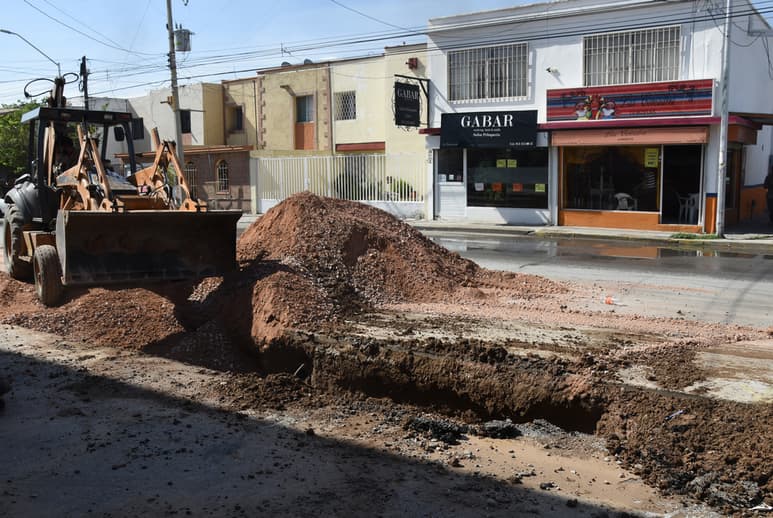 Parte de los trabajos del Simas consisten en quitar el material húmedo y sustituirlo con material seco. (JESÚS GALINDO)