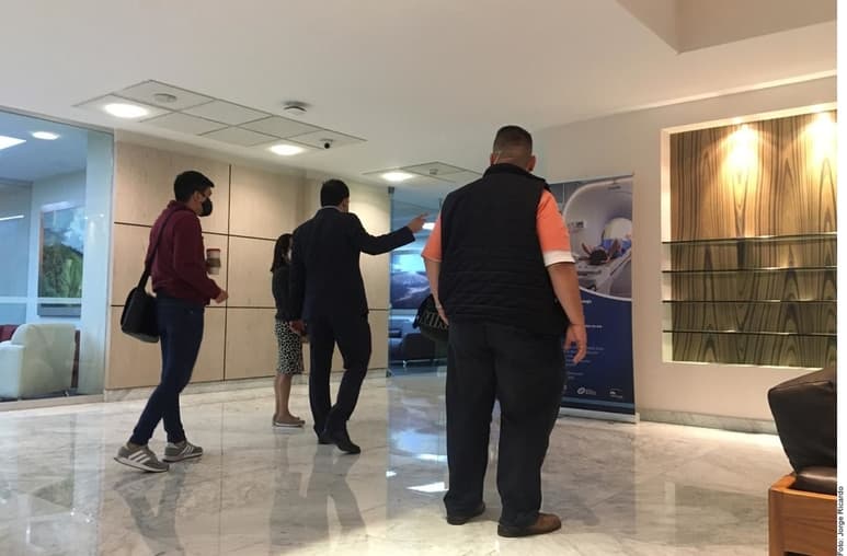 En cumplimiento a las medidas impuestas por los jueces, ayer le fue colocado a Lozoya un localizador satelital en el tobillo.
