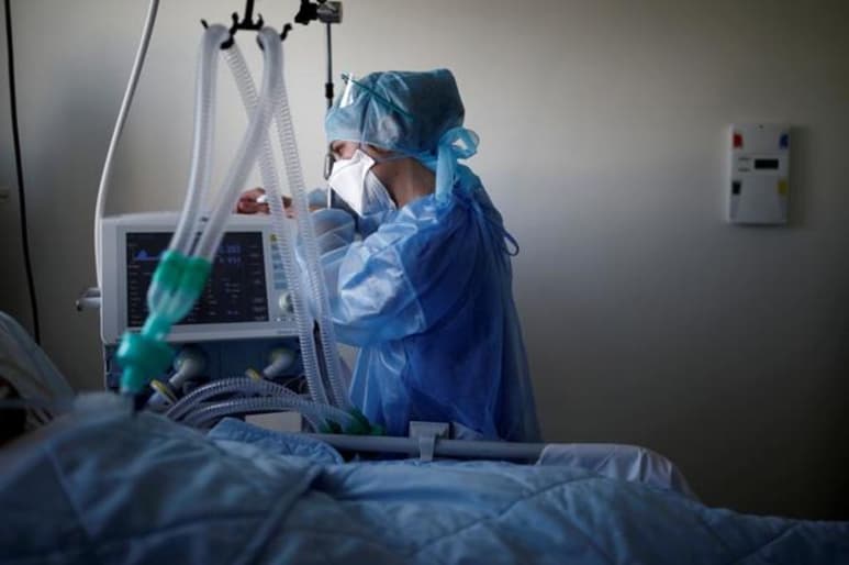 La AMIS asegura que no hay saturación en hospitales, pero algunos nosocomios han suspendido su atención al COVID.