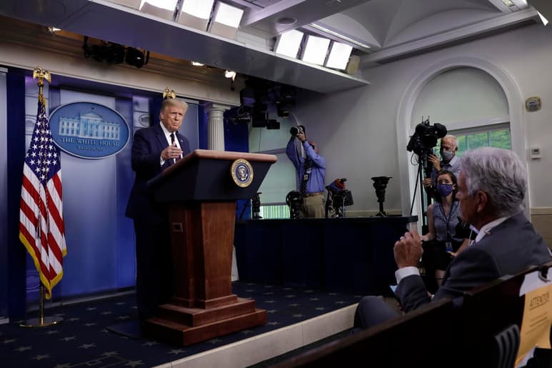 Trump volvió a trazar una diferencia entre el voto por correo y el voto en ausencia. (EFE)