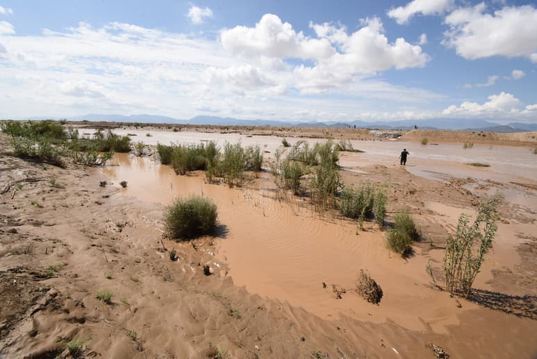 Ayer el agua que corría por el río Aguanaval estaba a nivel mínimo y momentáneamente se descartó el riesgo de inundación en los ejidos cercanos, que pertenecen a Matamoros y Viesca. (EL SIGLO DE TORREÓN / Jesús Galindo)