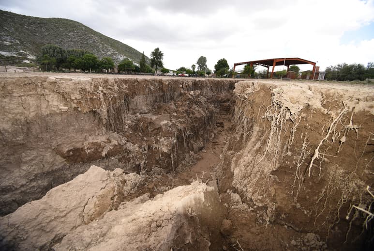 Ahora la grieta se originó atrás del Jardín de Niños y abarca unos 40 metros de largo. (EL SIGLO DE TORREÓN / Jesús Galindo)