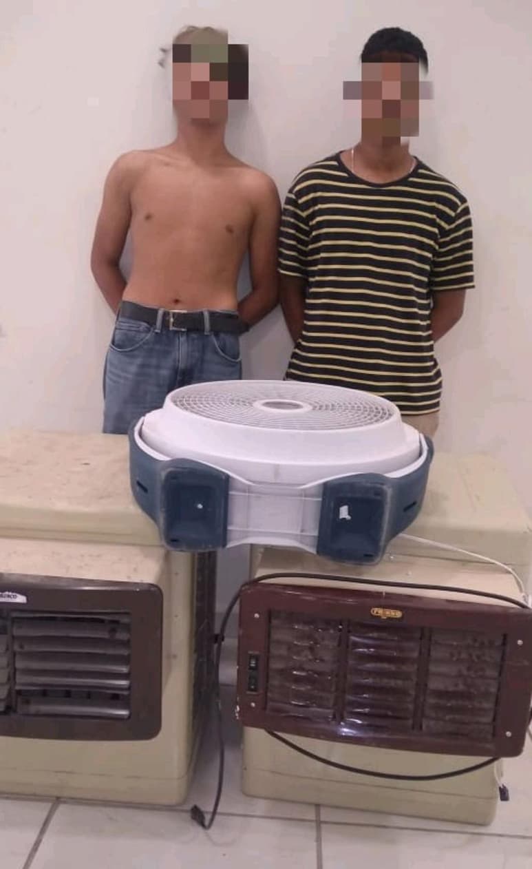 Los hechos se registraron en la primaria Ignacio Manuel Altamirano, ubicada sobre la calle Guadalupe Victoria, casi esquina con Felipe Ángeles de la colonia Sacramento de este municipio.
(EL SIGLO DE TORREÓN)