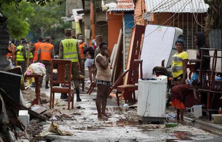 Un total de 5,010 personas fueron evacuadas en la República Dominicana debido a los efectos de la tormenta tropical Isaías, que causó daños a 1,168 viviendas. (EFE)