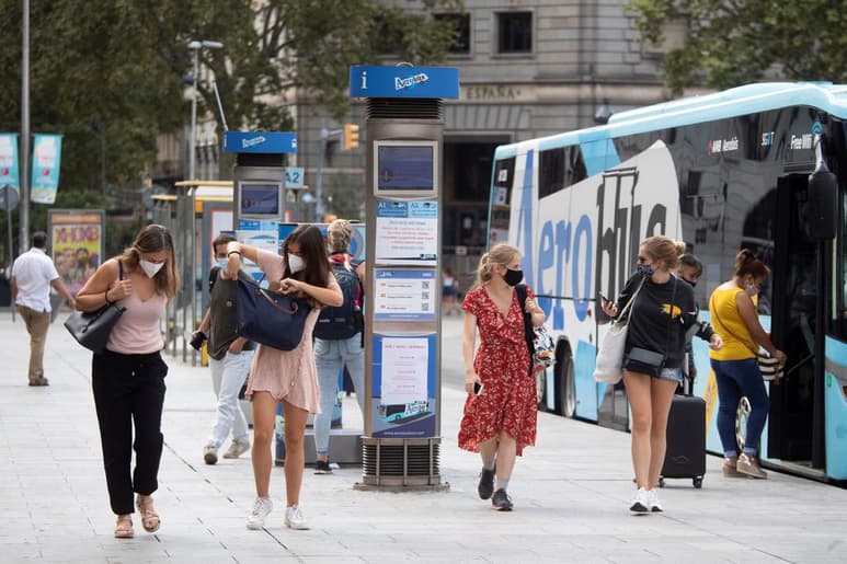 España registró un nuevo aumento de contagios de COVID-19 en las últimas 24 horas, hasta los 1,525, lo que supone 296 más que los notificados ayer. (EFE)