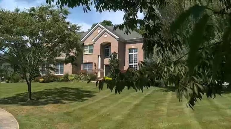 La plataforma de alquiler vacacional Airbnb anunció este viernes que ha suspendido los anuncios de varias casas en Nueva Jersey donde se organizaron o se preparaban fiestas multitudinarias en pleno avance de la pandemia de la COVID-19 en Estados Unidos. (ESPECIAL)