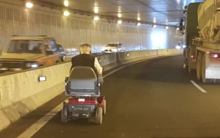 El hombre obstaculizó el paso de los otros conductores hasta que las autoridades arribaron al lugar (CAPTURA)