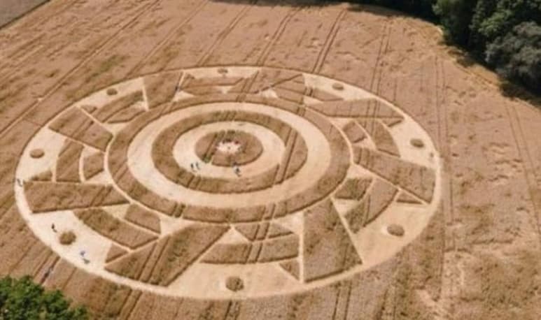 La figura se ha convertido en un punto de interés para curiosos que visitan el lugar (CAPTURA)
