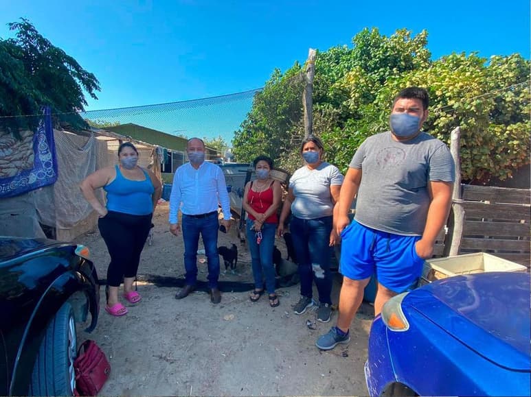 Luego de una gira de trabajo por la localidad costera de San Carlos, en su municipio, el alcalde subió las fotos presumiendo sus gestiones y la cercanía con la gente, asegurando que lo hizo 'con sana distancia y todas las medidas de sanidad e higiene'.
(FACEBOOK)