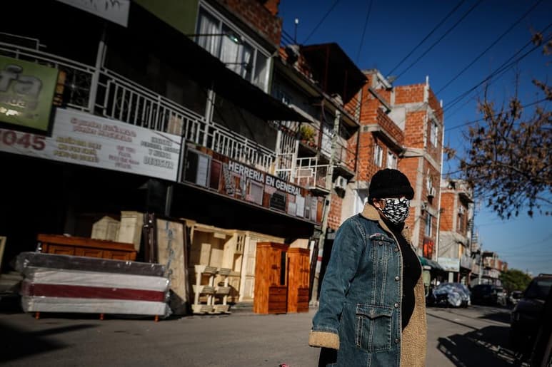 El presidente de Argentina, Alberto Fernández, anunció este viernes que las medidas de aislamiento obligatorio impuestas desde el 20 de marzo para hacer frente a la pandemia de COVID-19 serán nuevamente prorrogadas, esta vez hasta el 16 de agosto. (ARCHIVO)