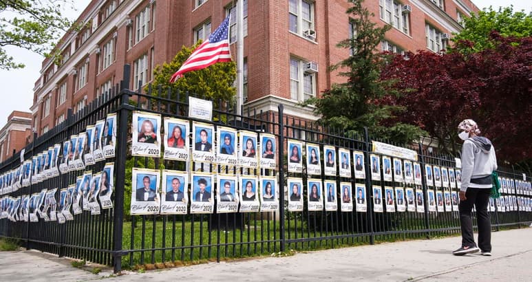 Nueva York presentó este viernes su plan para la reapertura de las escuelas públicas, que combinarán clases presenciales y a distancia, pero adelantó que los estudiantes no volverán a los colegios si la tasa de pruebas positivas llega al 3 % en la ciudad. (ARCHIVO)