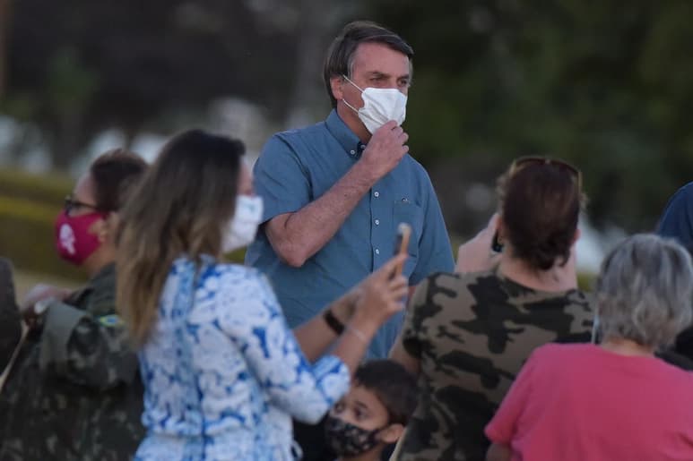 El presidente de Brasil, Jair Bolsonaro, volvió a desafiar este viernes la pandemia del nuevo coronavirus SARS-CoV-2 y alentó a sus seguidores a 'enfrentar' un virus que ya deja cerca de 100,000 muertes en el país. (ARCHIVO)