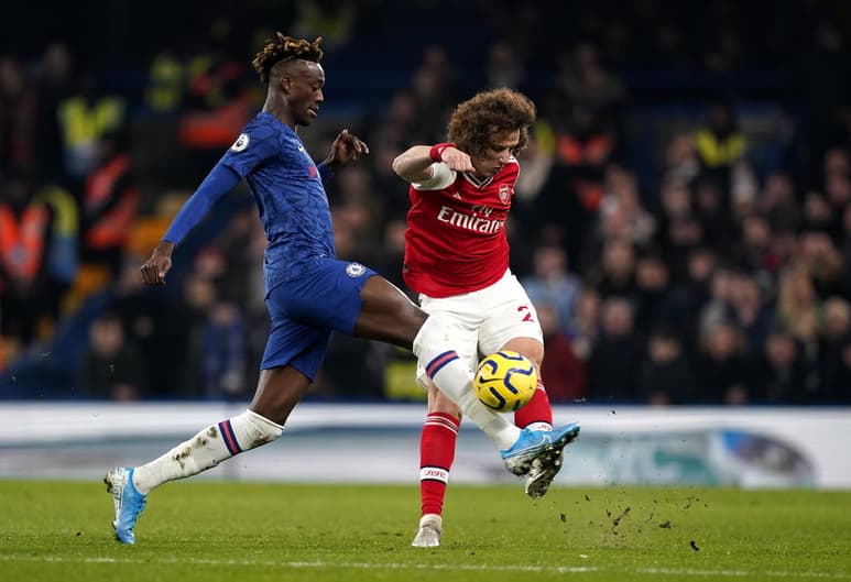Chelsea y Arsenal se enfrentarán hoy, a partir de las 11:30, por el título de la Copa FA del futbol inglés. (ARCHIVO)