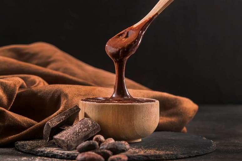 Según un estudio, personas que comen de dos a tres porciones de chocolate a la semana presentan posibilidades bajas de padecer padecimientos cardiovasculares. (ARCHIVO)