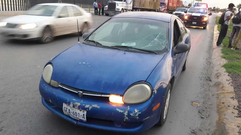 Tras el contacto, la mujer salió proyectada y terminó tendida sobre el camellón lateral.