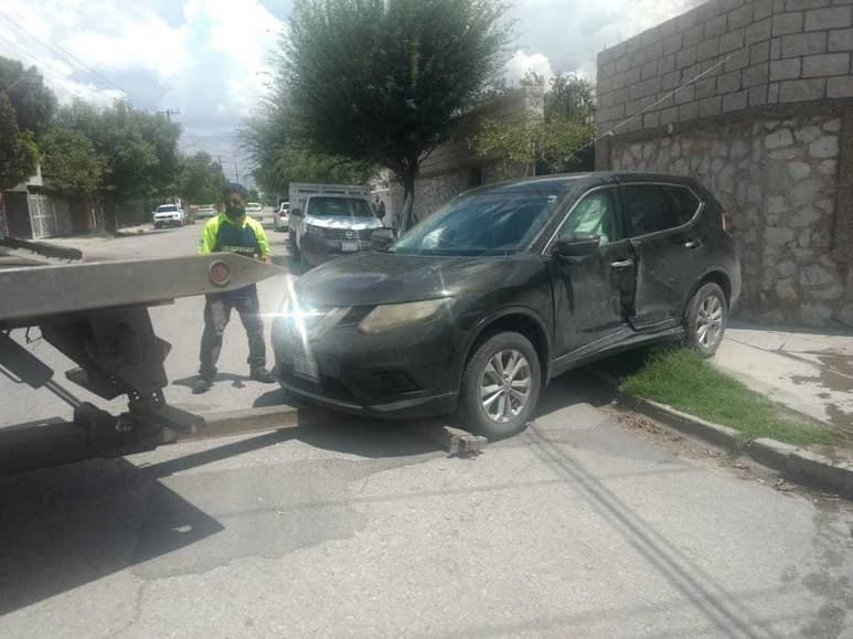 Tanto la camioneta Nissan X-Trail como la Chevrolet Trax resultaron dañadas por el golpe.