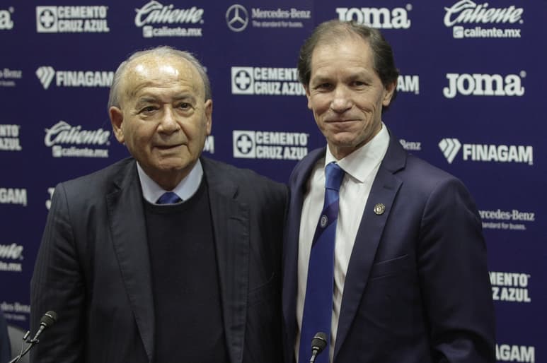 Ante la ausencia de Guillermo Álvarez (i), se designó a Jaime Ordiales (d) como la máxima autoridad en Cruz Azul. (ARCHIVO)