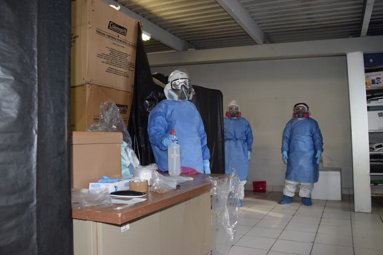 Sin dejar de realizar sus labores, los laboratoristas se manifestaron ayer para pedir a la Secretaría de Salud de Durango que se les entregue el bono que les prometieron en abril.