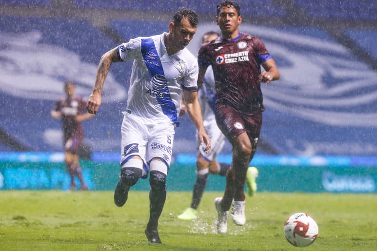 En un juego pasado por agua, Cruz Azul y Puebla empataron a un tanto en la cancha del Estadio Cuauhtémoc. (JAM MEDIA)