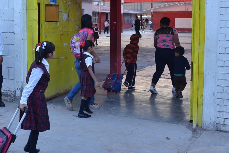 Para el sector público, en los niveles primaria, secundaria y preparatoria las clases presenciales se llevarían a cabo con un 25 por ciento de los alumnos, quienes asistirían un día a la semana.
(ARCHIVO)