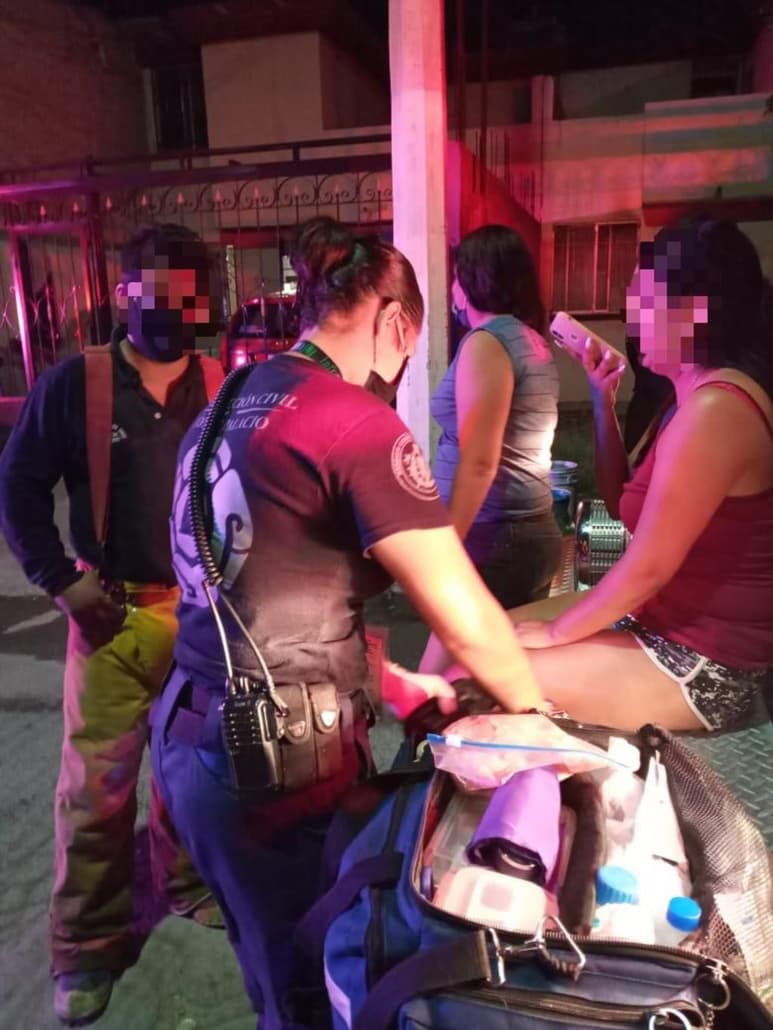 Los paramédicos del departamento de Bomberos, atendieron a la propietaria de la vivienda, misma que presentó una crisis nerviosa.
(EL SIGLO DE TORREÓN)