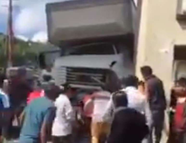 Al perder el control, el camión arrolló a peatones, una camioneta con pasajeros y dos mototaxis, dejando a decenas de lesionados. (CAPTURA)