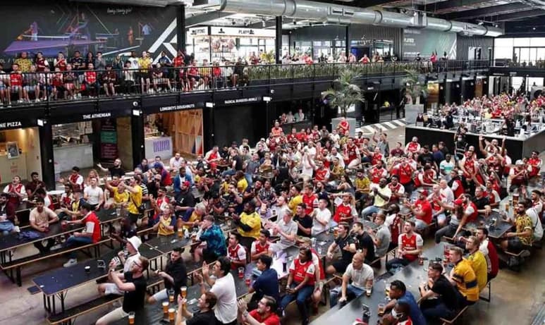 Cientos de aficionados del Arsenal se presentaron en las inmediaciones del estadio Emirates, al norte de Londres, a pesar de los protocolos sanitarios en Gran Bretaña. (CORTESÍA)