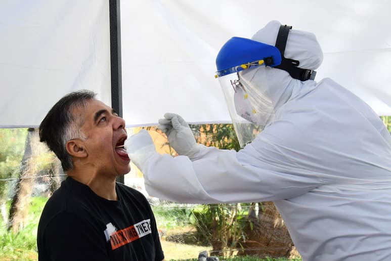 La Secretaría de Salud informó que México contabilizó 434 mil 193 contagios de COVID-19, 9 mil 556 más que ayer viernes, lo que significa un nuevo máximo para un día; así como 47 mil 472 defunciones, un incremento de 784 con respecto al día anterior. (ARCHIVO)