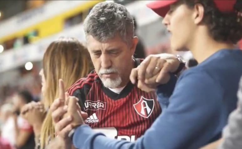 La fidelidad es una de las características por las cuales son conocidos los aficionados del Atlas, con casi 70 años sin ser campeón del futbol mexicano, los Rojinegros siguen recorriendo generaciones a pesar de la sequía, algo que incluso la FIFA reconoce en alguien como 'Don Pepe'. (ARCHIVO)