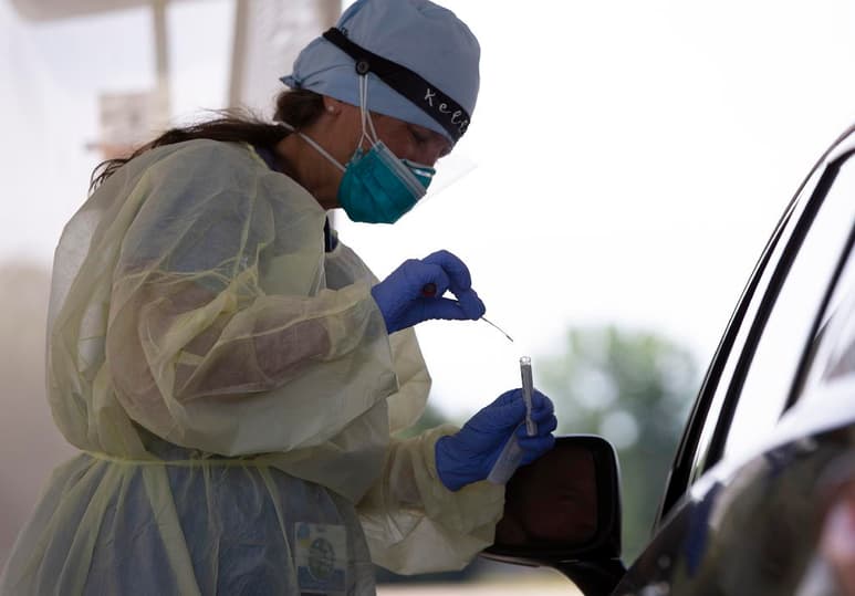 Estados Unidos llegó este sábado a 4,611,517 casos confirmados de COVID-19 y 154,319 fallecidos, según el recuento independiente de la Universidad Johns Hopkins. (ARCHIVO)
