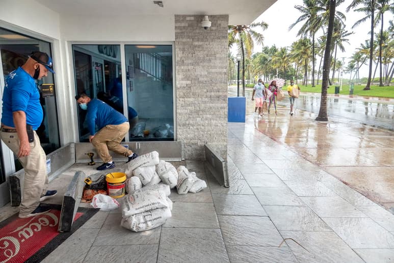 La fuerza los vientos sostenidos de la tormenta han disminuido a 110 km/h y la velocidad de traslación es de 17 km/h. (EFE)
