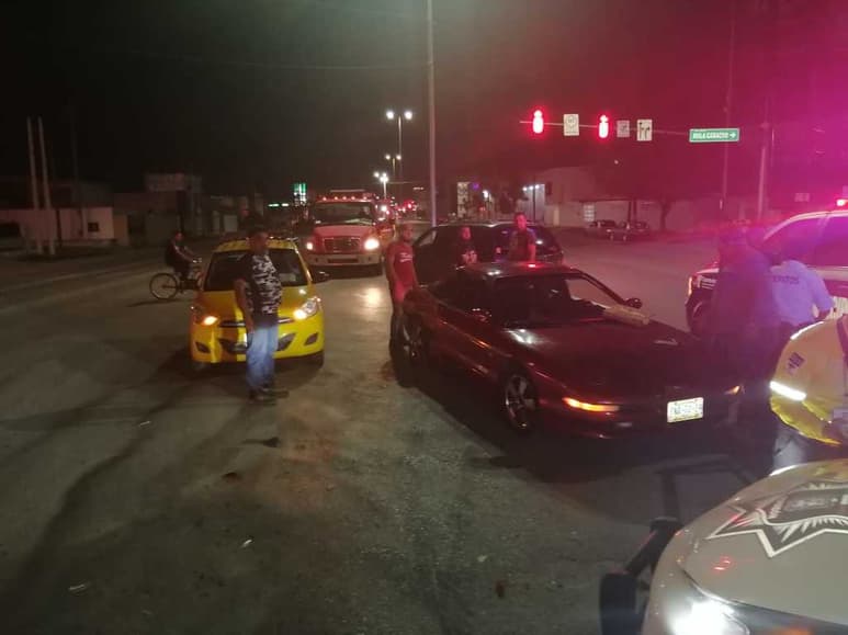 La camioneta se impactó de frente contra el costado derecho del automóvil Ford rojo. (EL SIGLO DE TORREÓN)