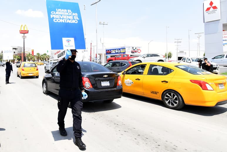 Se han realizado campañas en distintos cruceros para regalar cubrebocas a la ciudadanía. (EL SIGLO DE TORREÓN)