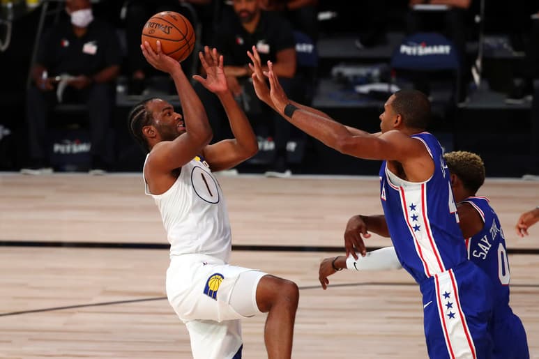 TJ Warren (i) anotó 53 puntos en la victoria de los Pacers de Indiana 127-121 sobre los 76'ers de Filadelfia.